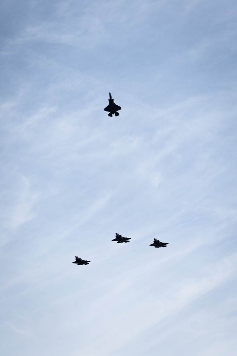 4 gevechtsvliegtuigen in missing man-formatie.